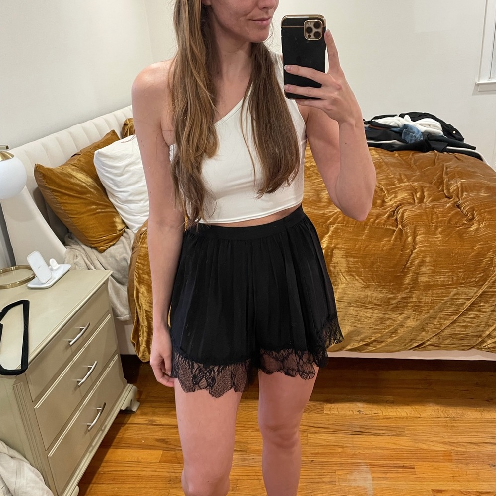 High waisted lace hem short